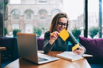 mulher com melhor produtividade no trabalho