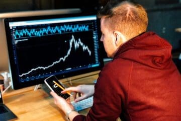 investidor avaliando operação de alavancagem financeira
