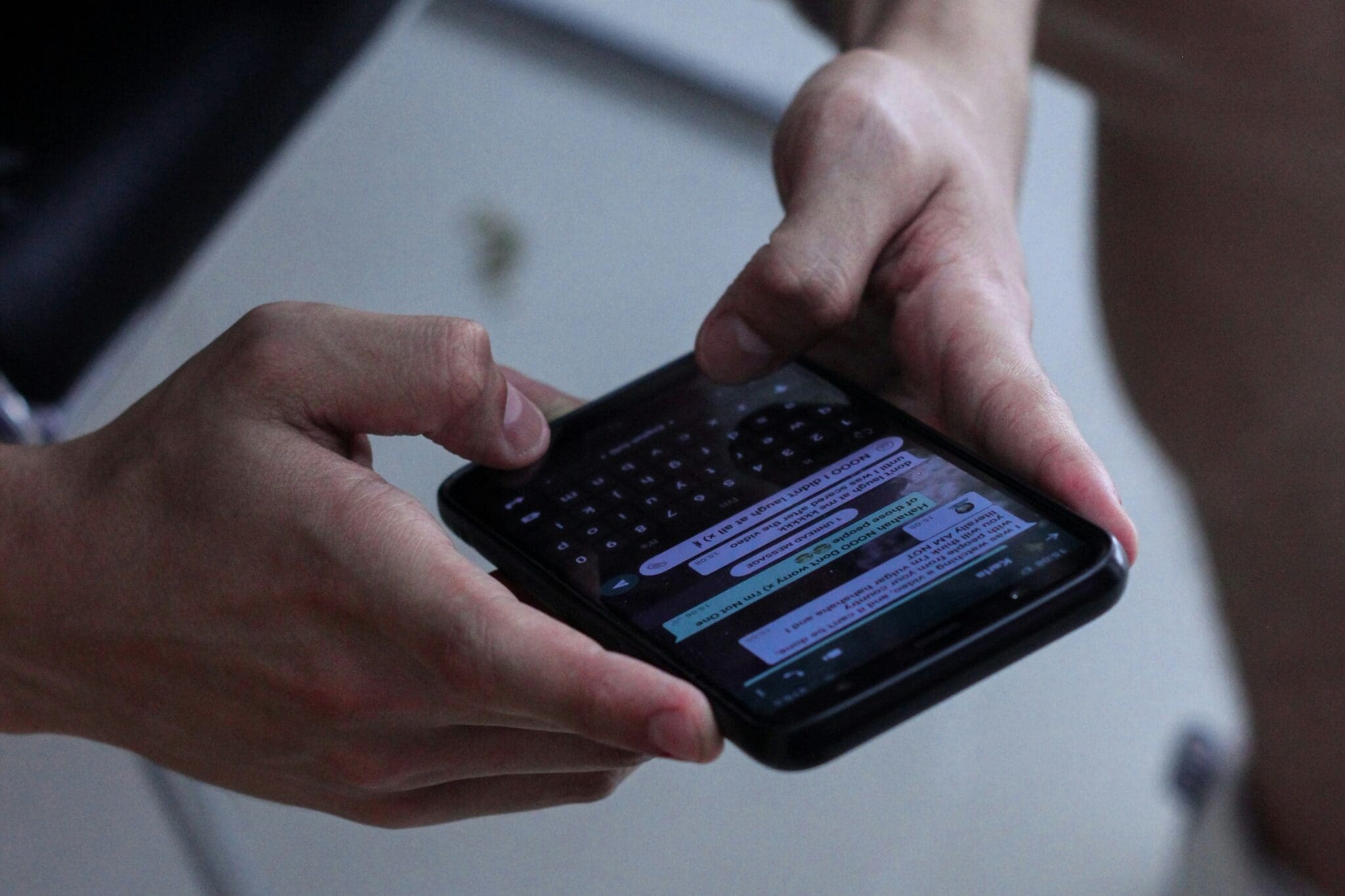 empresário aprendendo como usar whatsapp business no celular