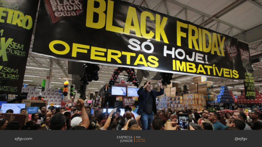 Pessoas reunidas em uma loja durante o dia da Black Friday.