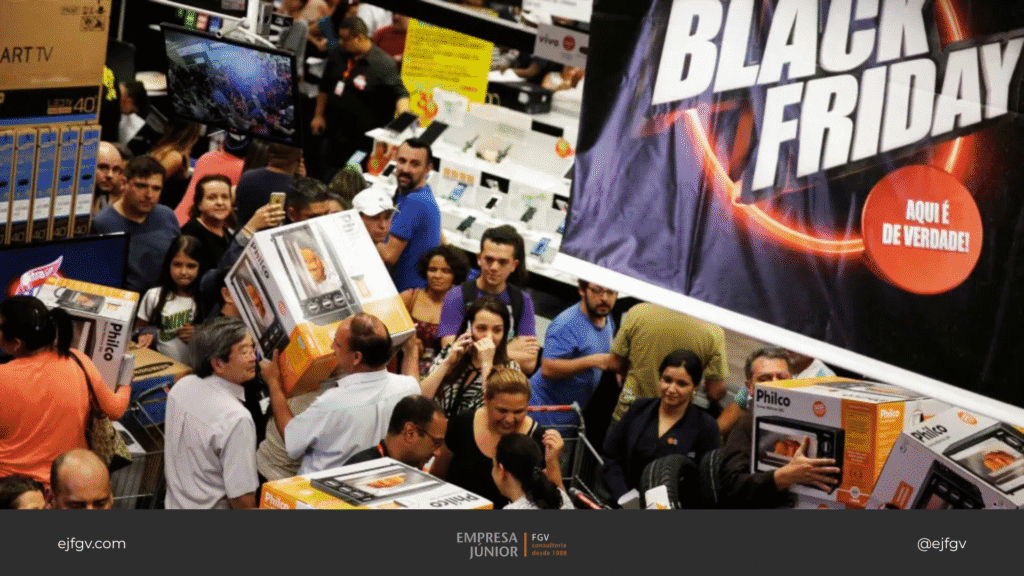 Dezenas de pessoas reunidas em uma loja em dia de Black Friday e segurando caixas com eletrodomésticos em promoção