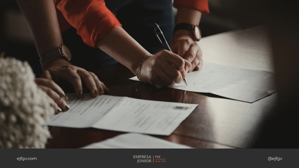 Mulher assina documento para a abertura de um novo negócio.