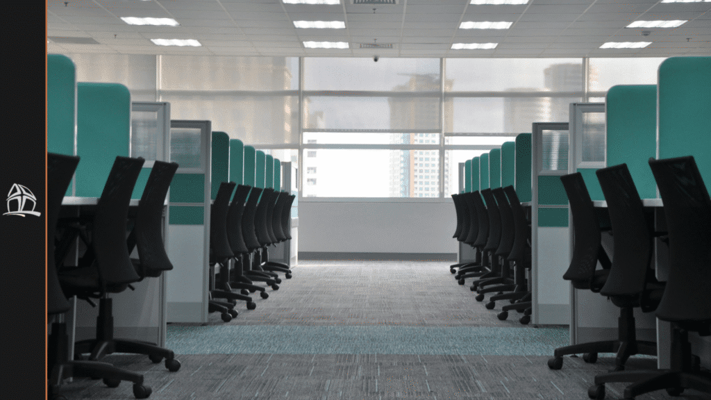 Cadeiras vazias de um escritório. Simboliza o modelo presencial de trabalho. Outras alternativas são: home office e híbrido.